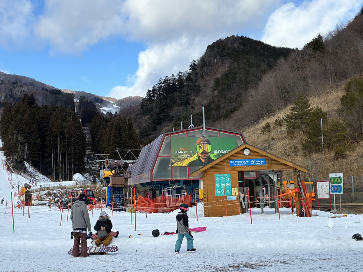 tetsuniix's tweet photo. 正月早々に、めいほうスキー場に滑りにきた。
空いていて良かったのだが、10時前から第一クワッドリフトが機材トラブルで停止。

上に上がられないので、めいほうを予定している人は来ない方が良いですよ。 https://t.co/RwFOMncwR7