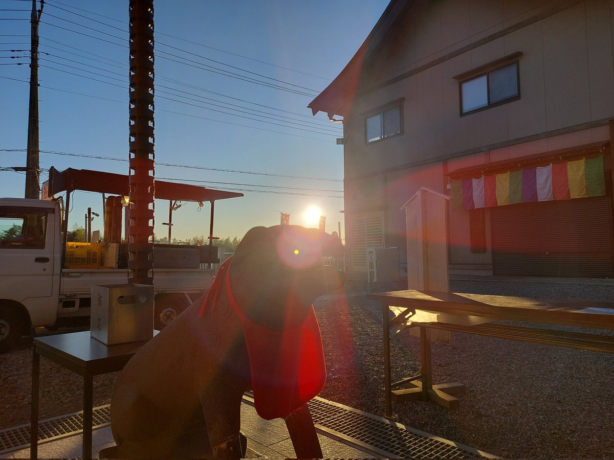 ch_wishcom's tweet photo. あけまして
おめてとうございます。
昨年は大変お世話になりました。
今年もよろしくお願いいたします。

毎年、お決まりの場所で初日の出を拝み新年スタートです。
今年もみな様の自転車ライフを全力応援させていただきます。

高崎店は４日から
前橋店は３日から
営業開始です。 https://t.co/v6KqzkKri7