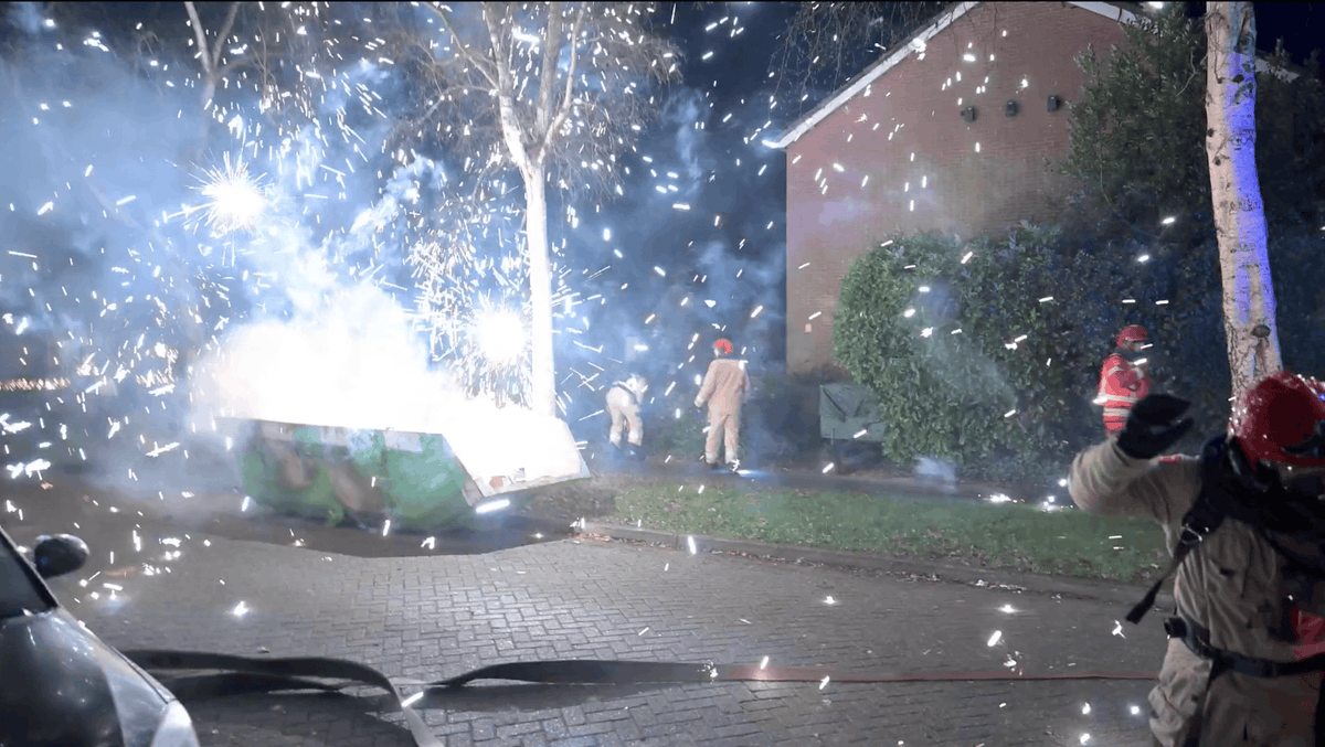 Exploderend vuurwerk in brandende afvalcontainer in Leek