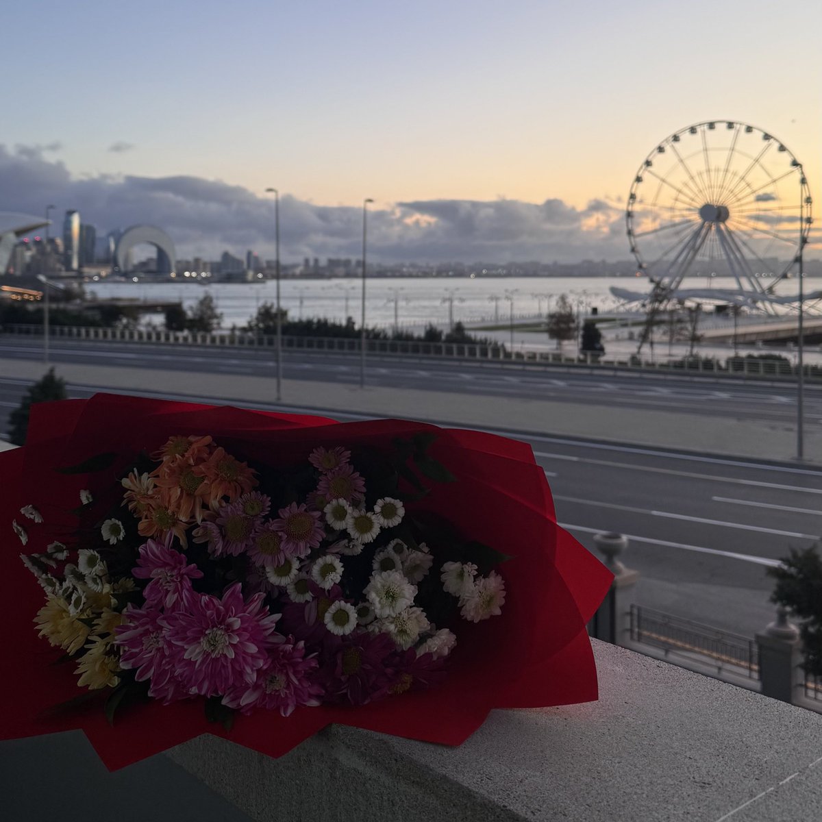 يكفيني أن أودّع هذه السنة 
وأنت معي، 
حصيلتي الأثمن، 
وأروع ما ناله قلبي 
من كلِّ السنين السابقة
❤️