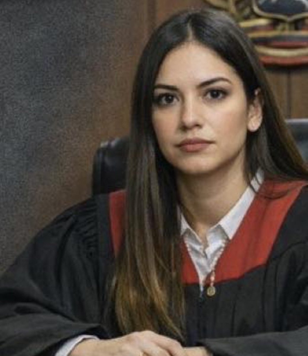freddyzur's tweet photo. 🚨 Véala y recuerde su rostro: Alejandra Romero Castillo, jueza de 32 años que el régimen usa para generar miedo.

⚖️ Tribunal “antiterrorista” sin concursos, sin transparencia, con condenas de 30 años.
👥 Hija del general Romero Castillo.
🧾 43 presos políticos pasaron por su tribunal, 13 ya condenados a 30 años.
#Venezuela #Justicia #DDHH