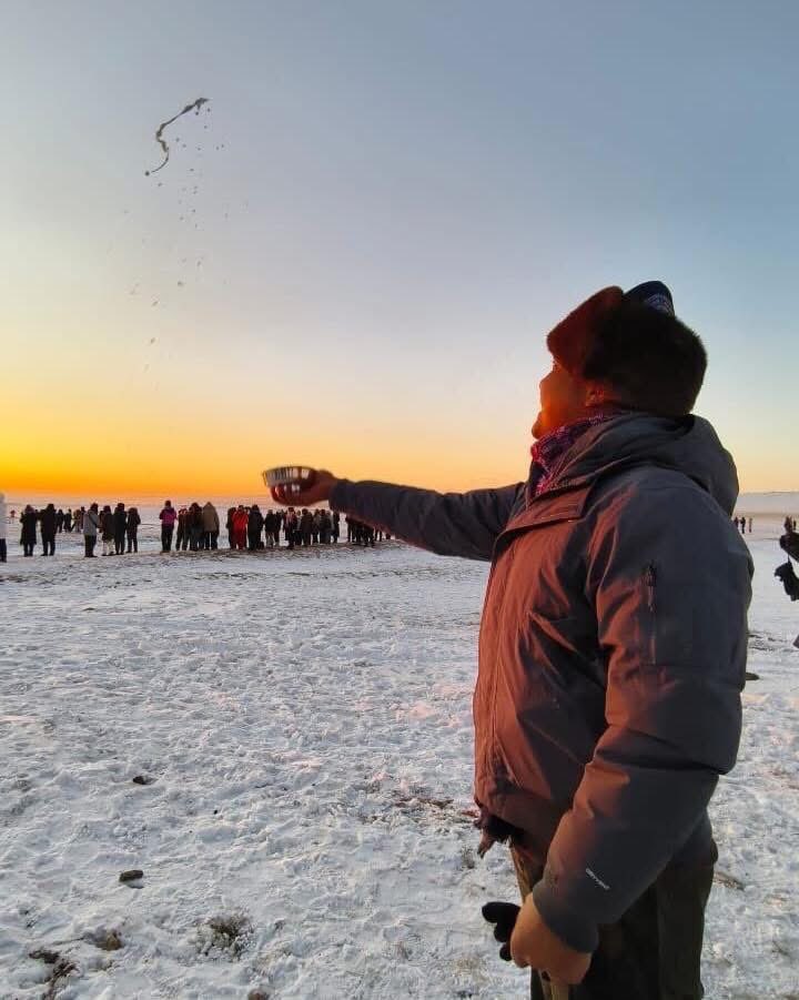 АНУ-аас Монголд суугаа бүрэн эрхт Элчин сайд Буанган ингэж хэлжээ!

“Монголын сайхан уламжлал болох морьлон ирэх шинэ оны анхны нар мандахыг хамтдаа харж, 2026 оны ерөөл, аз жаргалыг угтан авах завшаан тохиосонд баяртай байна. Монгол болон Америк дахь найз нөхөд, гэр бүл, хамт