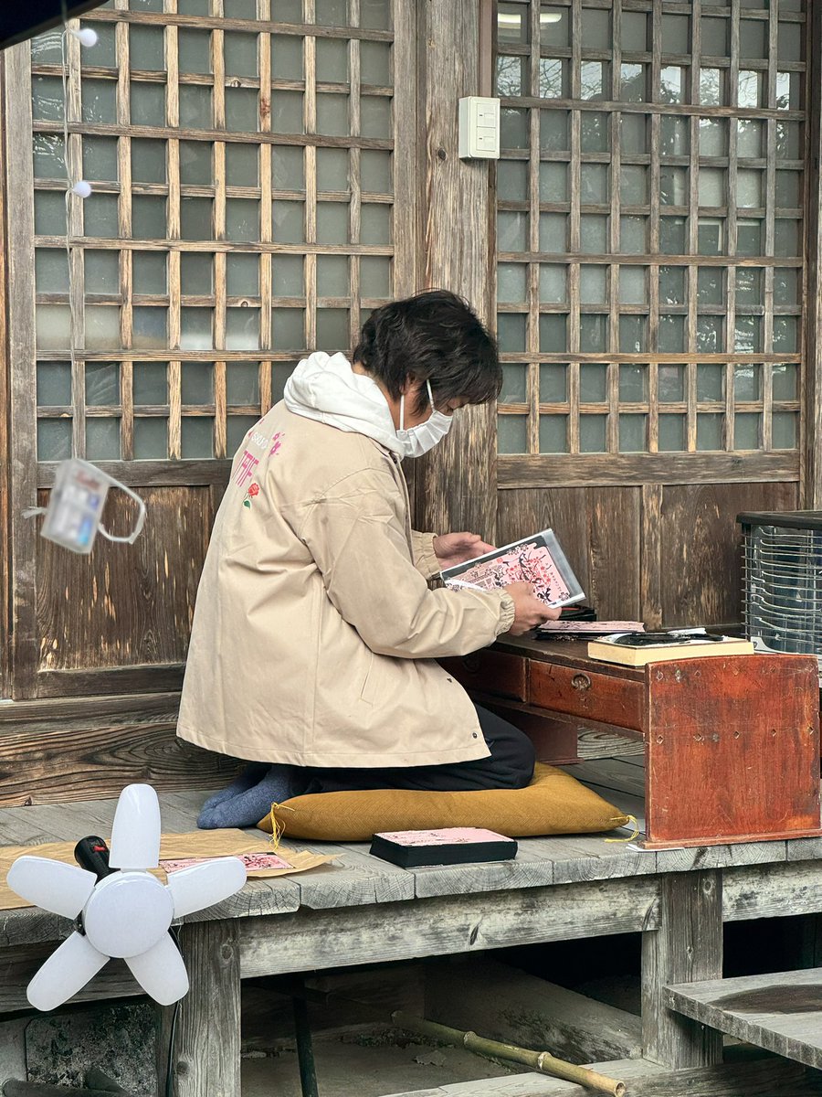 K_uroN_eko3's tweet photo. 英孝ちゃんの御朱印を頂きに深夜2時から待機し無事先頭でゲットできました！

なんと！🫶付です！

少ない差し入れにも丁寧にリアクションくれて神対応😭✨✨

「おはようございます！」って挨拶もできてよき

#櫻田山神社 
#狩野英孝 
#宮城のスーパーアイドル https://t.co/ZJXlOmQfFD