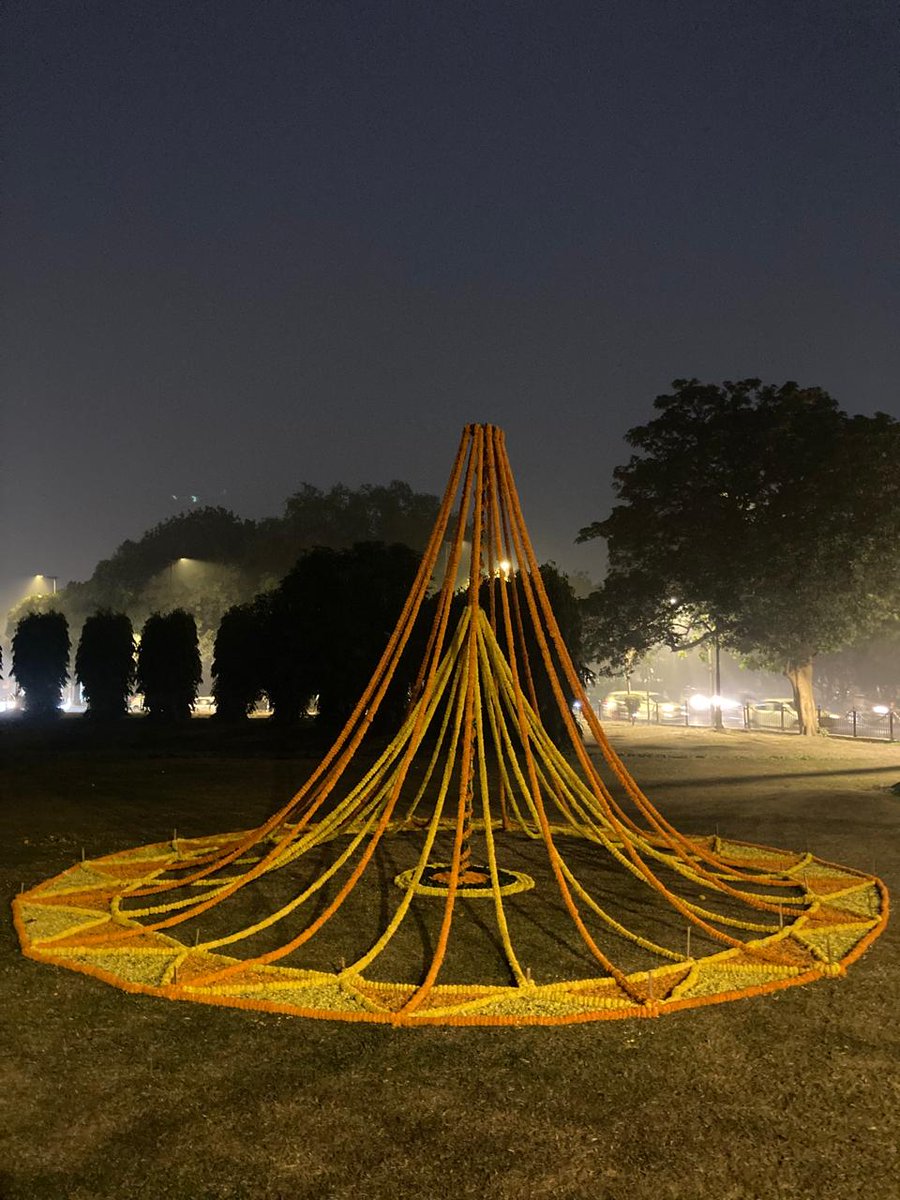 tweetndmc's tweet photo. NDMC wishes everyone a very Happy and Prosperous New Year. Artistic floral decorations and enchanting floral fountains have been created by the skilled gardeners of NDMC.

May the beauty of flowers inspire positivity and happiness in everyone’s life. 🌻🇮🇳 https://t.co/9llxXjUtc0