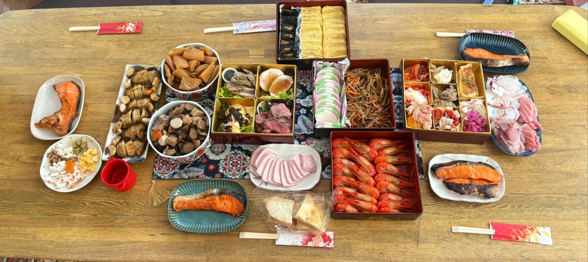 Lu7cod's tweet image. 朝から呑んで食べてお腹キツい😮‍💨
明日帰るとか信じられないよ～😩