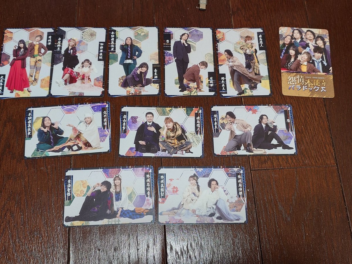 セブパラ で購入した缶バッチとトレカは、こんな感じでした😊 チェキは