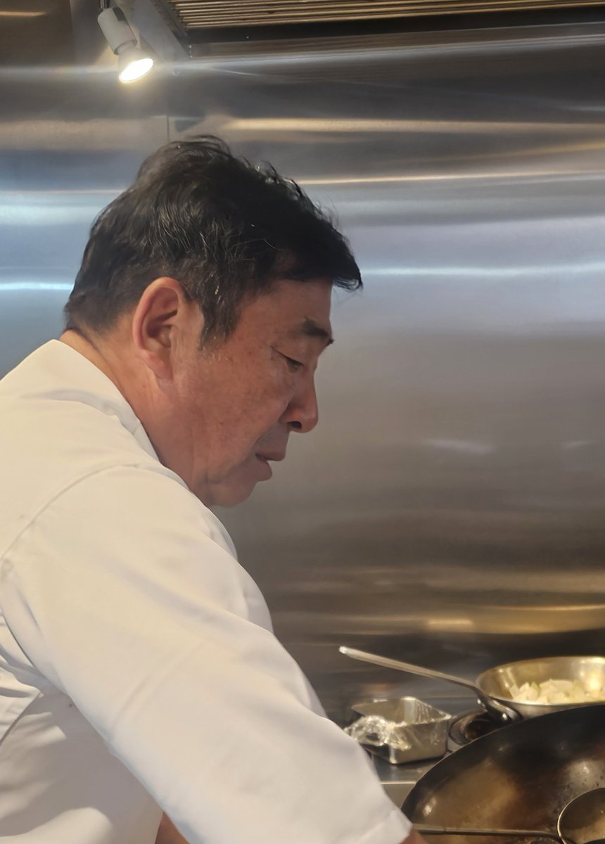 🎍明けましておめでとう🎍
🍜元旦営業日🍜1/4まで毎日営業!!
🔔『すみれ 』村中社長出没🔔

2026年、年始めラーメンは
＼ウマい🍜で、ウマくいく☺️👍／

毎年恒例の営業
昨年中はたくさんのご愛顧感謝。
今年も、力いっぱい駆け抜けます。
よろしくお願いいたします。
         『すみれ』村中 伸宜