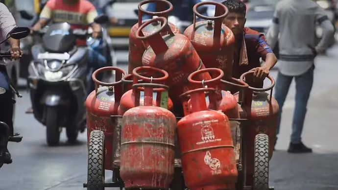 LPG Price Hike | #IOC hikes 19-kg commercial cylinder price by ₹111 to  ₹1,642.5 in #Mumbai