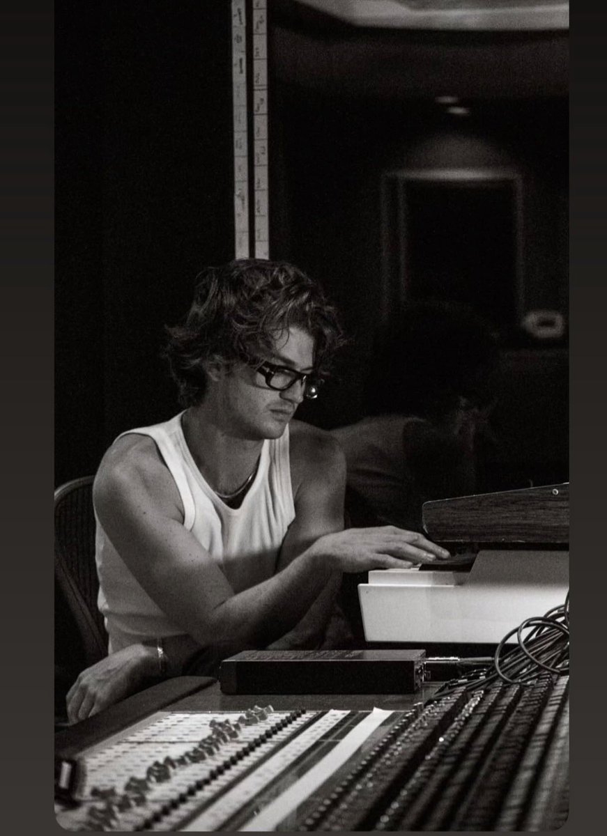 marry me you beautiful human 🤍🤍

<a href="/joe_keery/">Joe Keery</a>