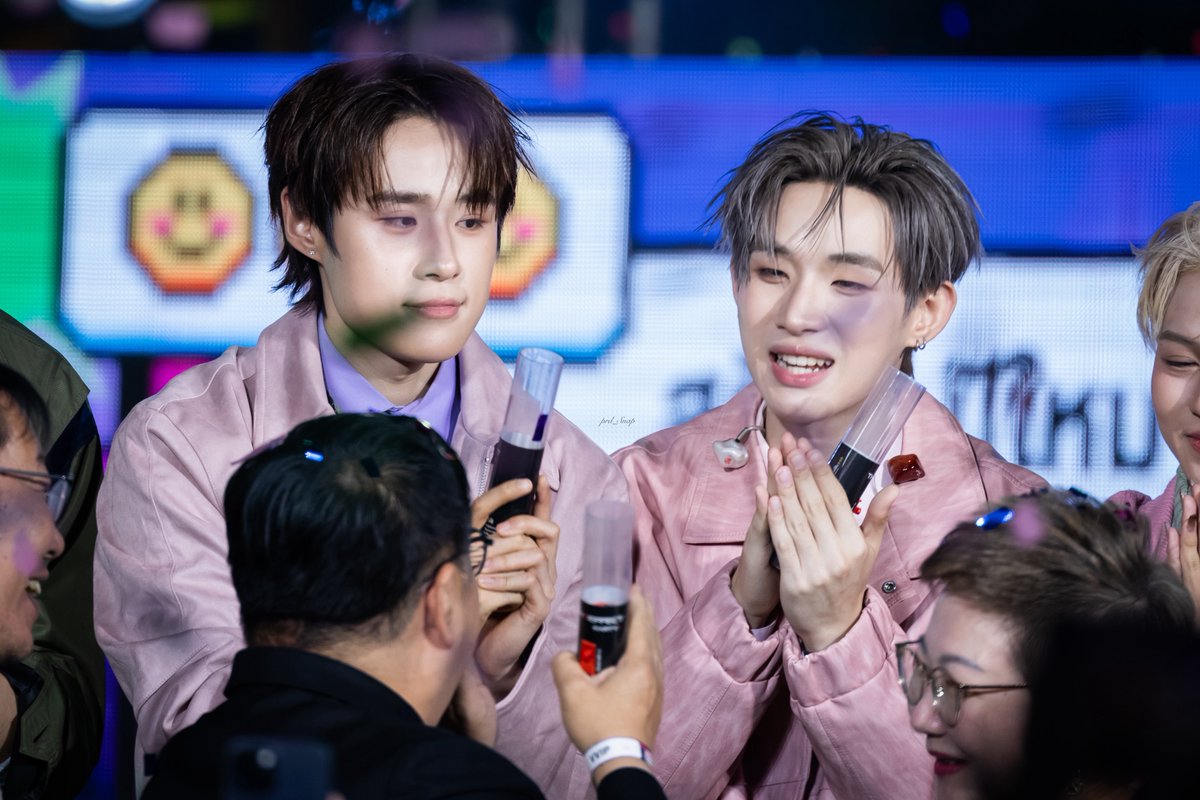 prd_Snap's tweet image. 260101 |

ทุกคนว่า… มันเหมือนงานๆนึงมั้ย

&amp;lt; @nnutdan @hongshihoshi03 &amp;gt;

LYKN COUNTDOWN AT SIAM

#LYKN
#hongshihoshi 
#nnutdan
#NutHong
#นัทฮง
#AISSIAMxLYKN
#SIAMSQUARESTREETOFDREAMZ2026