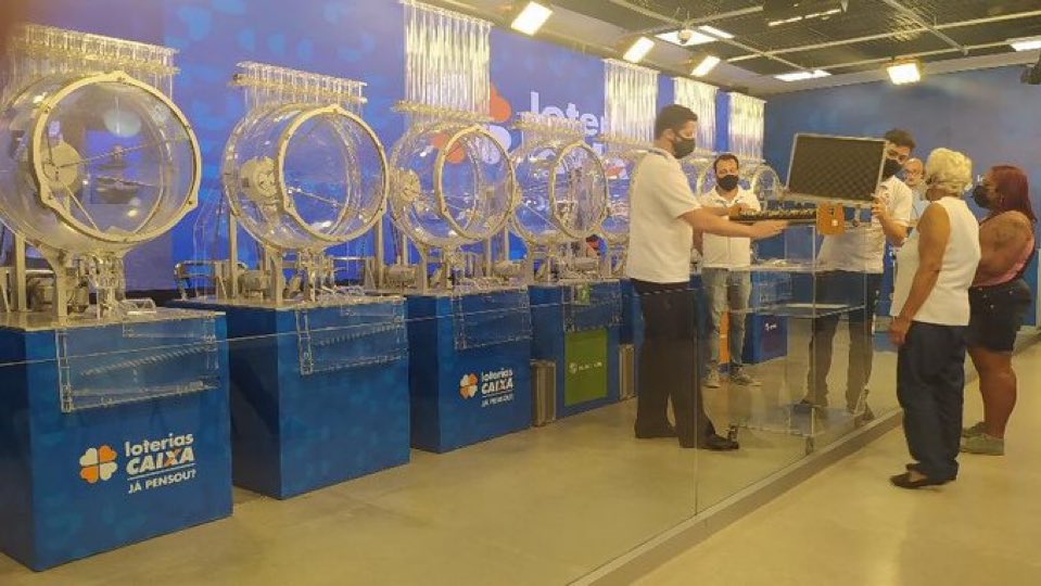 moissdesouza's tweet photo. Problema técnico? 

Isso nunca aconteceu na TV aberta. Balela pra boi dormir. 

Mega da Virada virou fraude. https://t.co/l1D3h9fddl