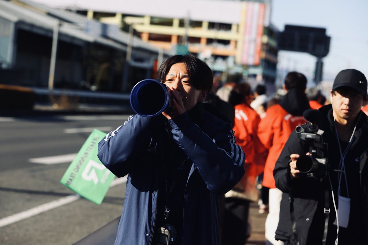 MABP_Maverick's tweet image. 2区を走る中川選手！！神野監督の声にも熱がこもります。

#ニューイヤー駅伝2026
#がんばれMABP