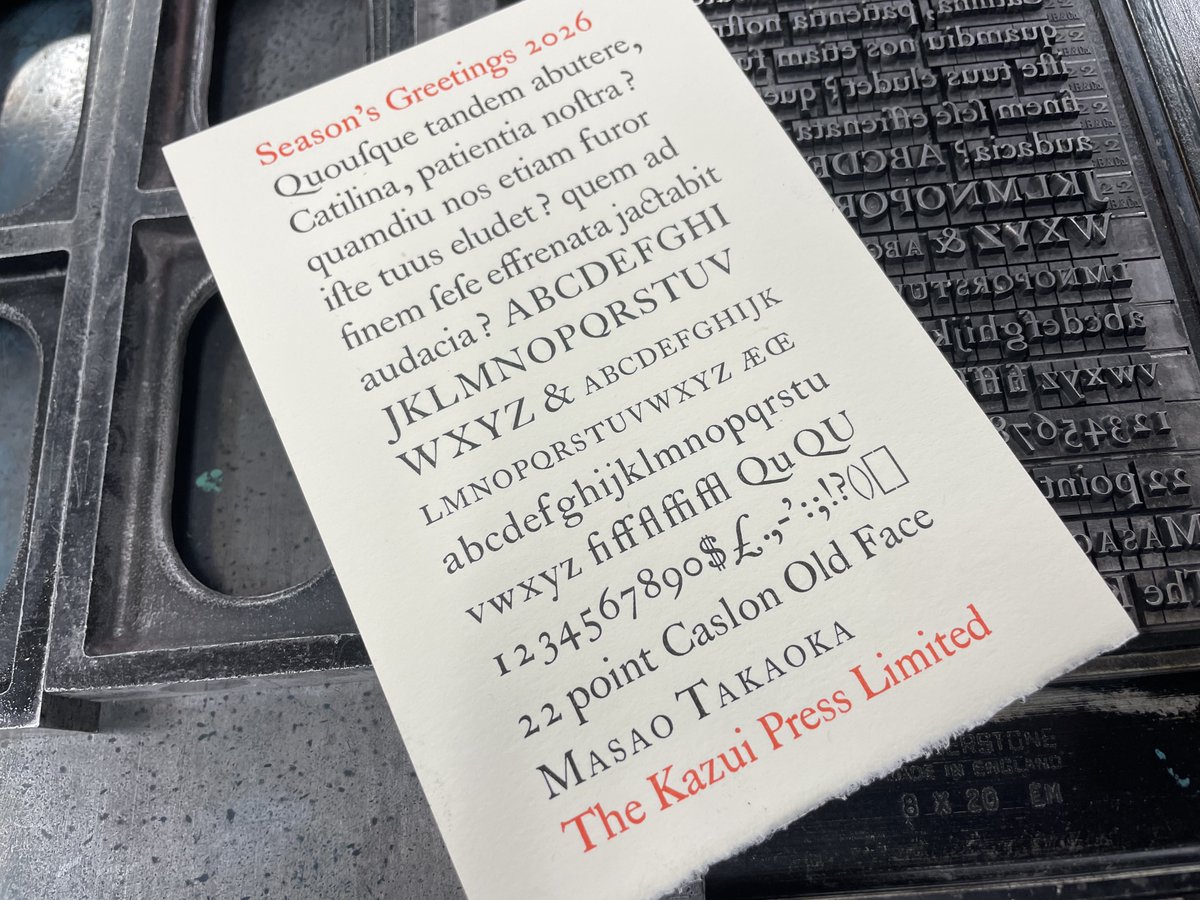 新年あけましておめでとうございます。昨年は小林章さんデザインの欧文金属活字書体AK Renaissance Pbのよる作品「百人一首ポストカードセット」、今年２月にお披露目可能な『ポリフィーロの夢』の組版、印刷を楽しみながら行いました。年賀状書体はCaslon Old Face の22 pointです。