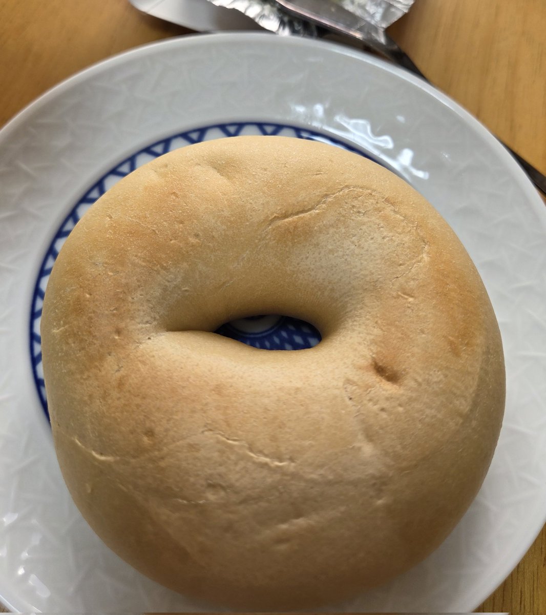 だいぶ日も高いですが、、
新年あけましておめでとうございます
餅があまり好きではないので、昔から｢お餅何個たべた？｣トークは参加できません
かわりのベーグルを食べました
縁起がよさそうなカニを食べるジンくんを添えて💓
7人にも会えますように…✨️

今年もよろしくお願いします！