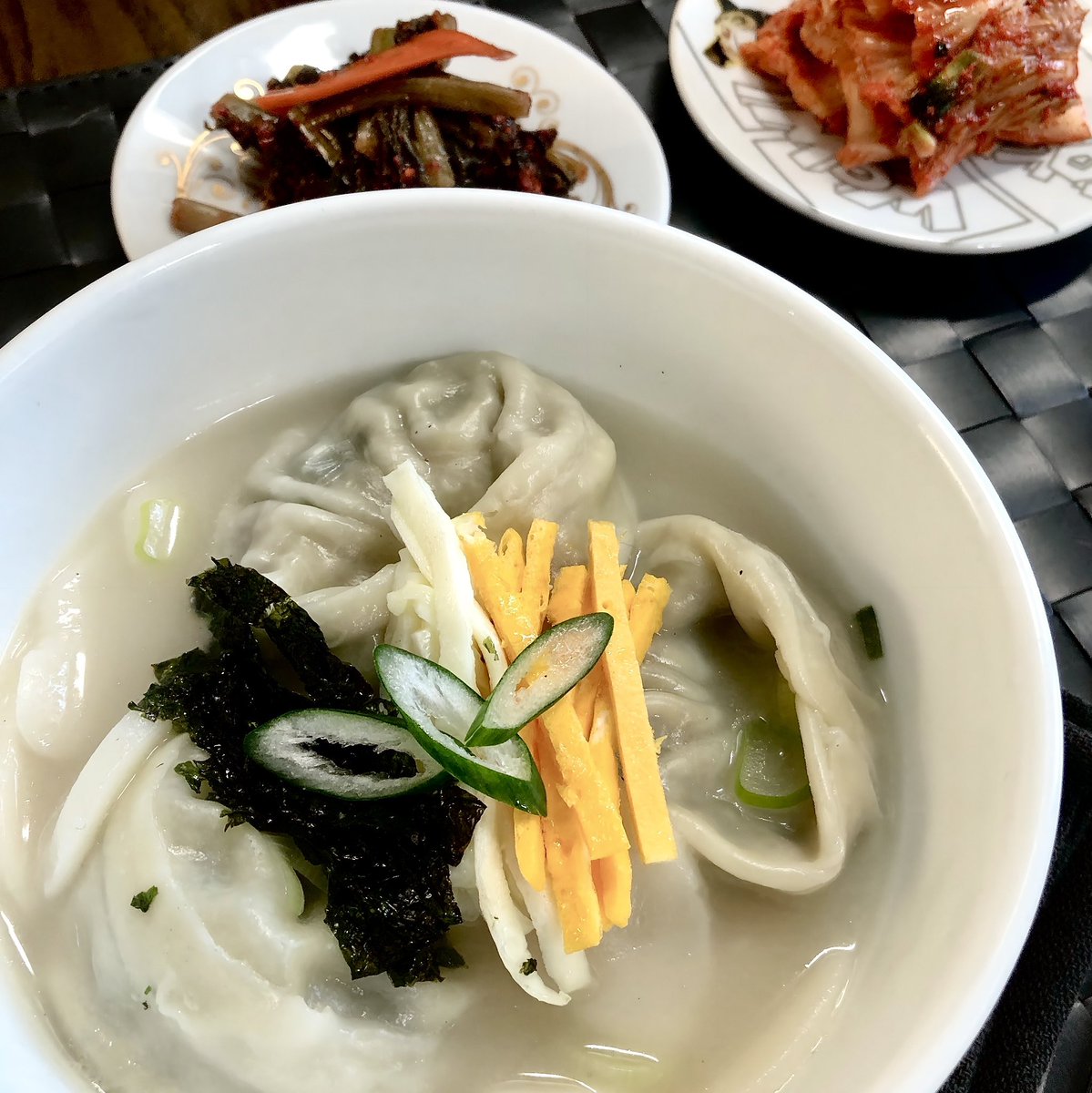 새해 만둣국.

사골 육수로 묵직꼬소하게.