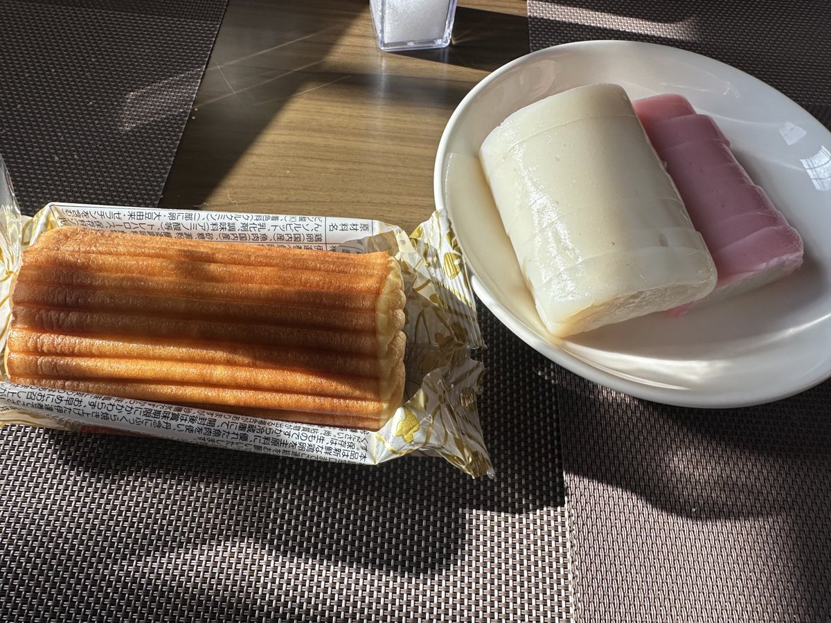 rn___h's tweet photo. 大好きな伊達巻切らずに食べるなんて夢のよう✨ https://t.co/S4ymqOWdpZ