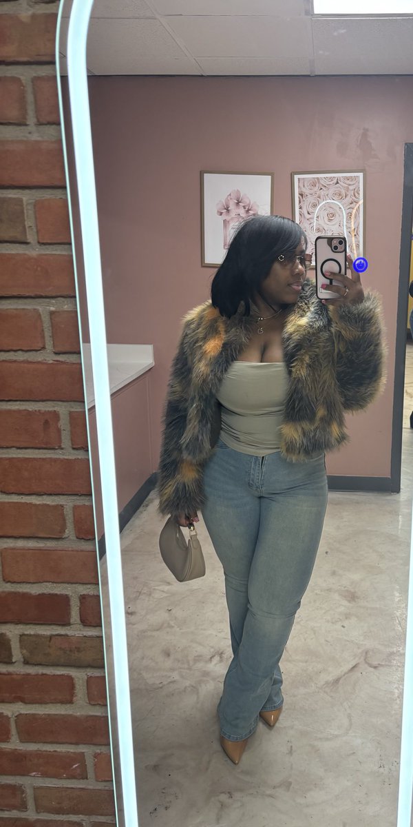 Jolisaaaaaa's tweet photo. A cold ass b**** on a cold ass day 🤭😘 https://t.co/YUB1HhwhlQ