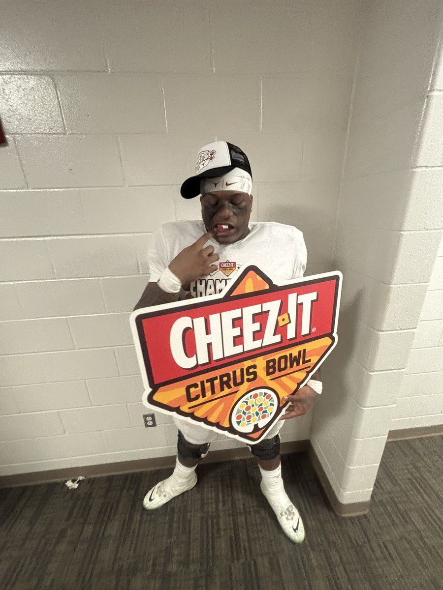 d1campbell_'s tweet image. Hope you proud of me, I’m proud of myself 💯. 4years flew by! #Citrusbowl25