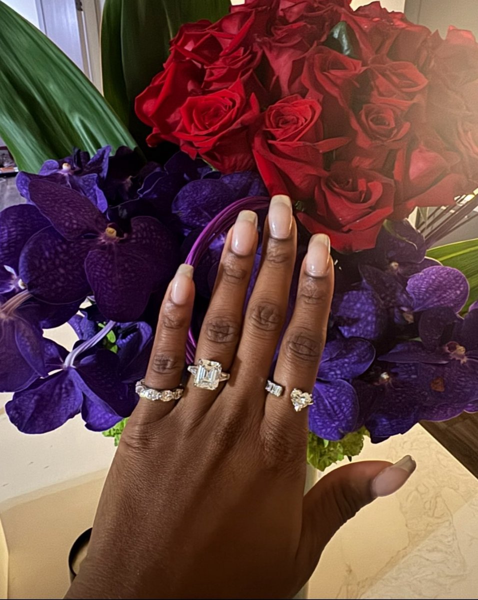 CocoJonesSOURCE's tweet image. Ending 2025 Grammy nominated and engaged 🥰