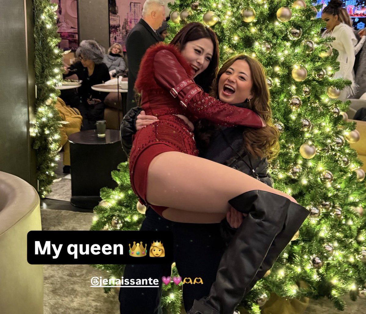 sunloverhuh's tweet image. RACHEL CARRYING YUNJIN IM CRYING 😭