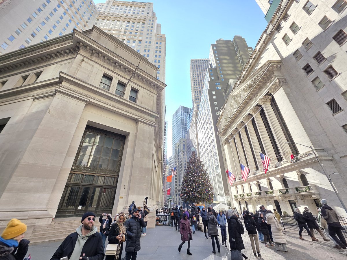 2025년 4월 가입 후 알 수 없는 이유로 정지되었다가, 9월 말경 왠지 모를 끌림에 계정 복구 요청과 함께 첫 포스팅을 시작했습니다.

​POET 매수와 수익 인증으로 시작했던 첫 글은 지금 생각하면 참 민망하기도 합니다. 하지만 시간이 지나며 이곳의 훌륭한 분들이 보여주신 겸손함을 통해, 단순한