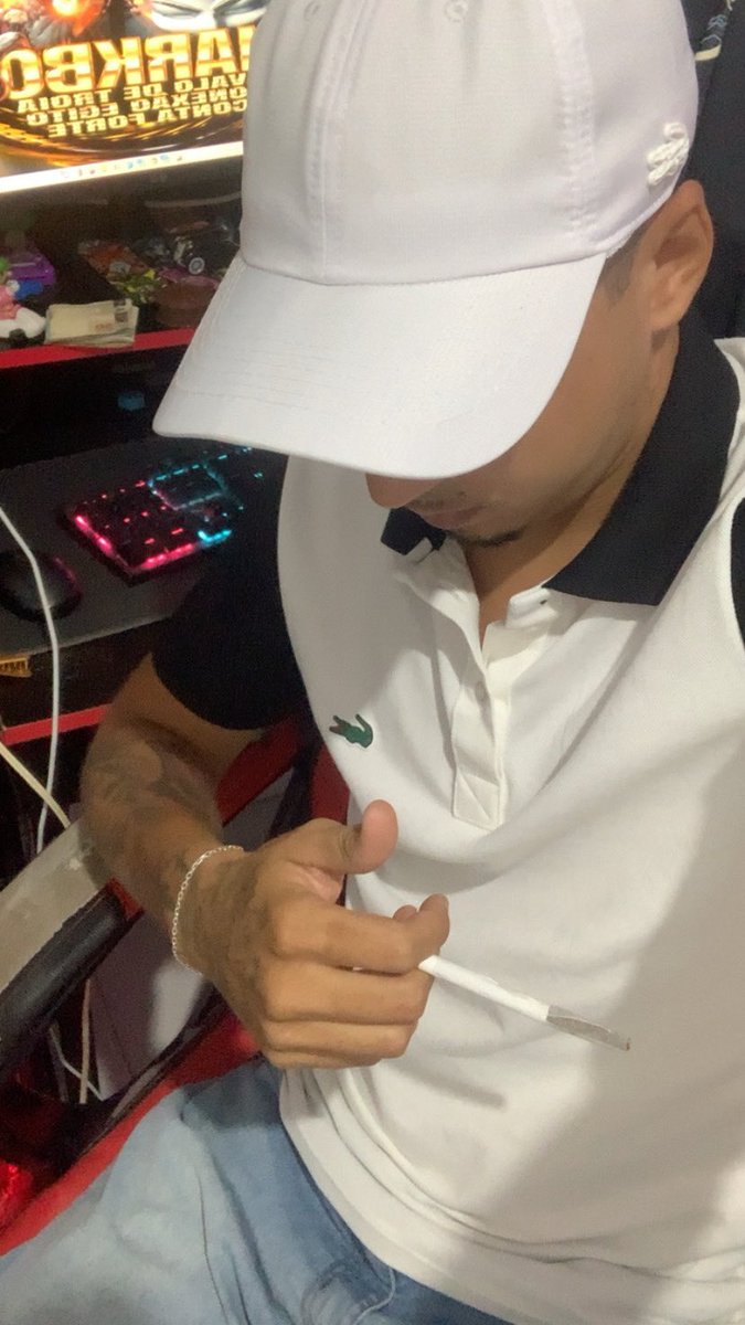 tutubacrf's tweet photo. Fui no shopping assaltei a loja, eu levei essas grifes embora 🎶🎶 https://t.co/jYQRK8bGrR