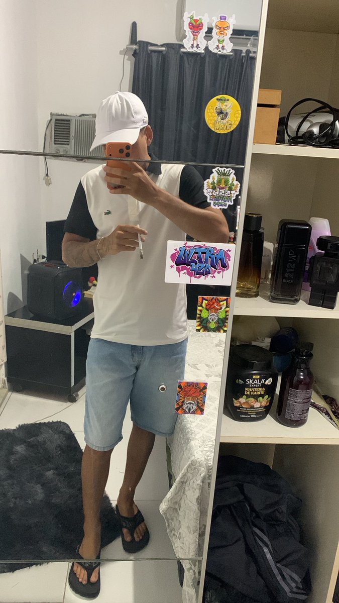 tutubacrf's tweet photo. Fui no shopping assaltei a loja, eu levei essas grifes embora 🎶🎶 https://t.co/jYQRK8bGrR