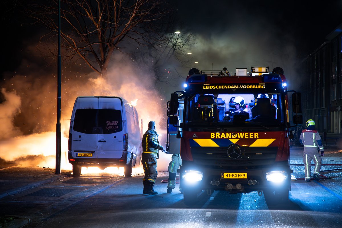 Busje opgeblazen en in brand op Bruijnings Ingenhoeslaan in Voorburg
