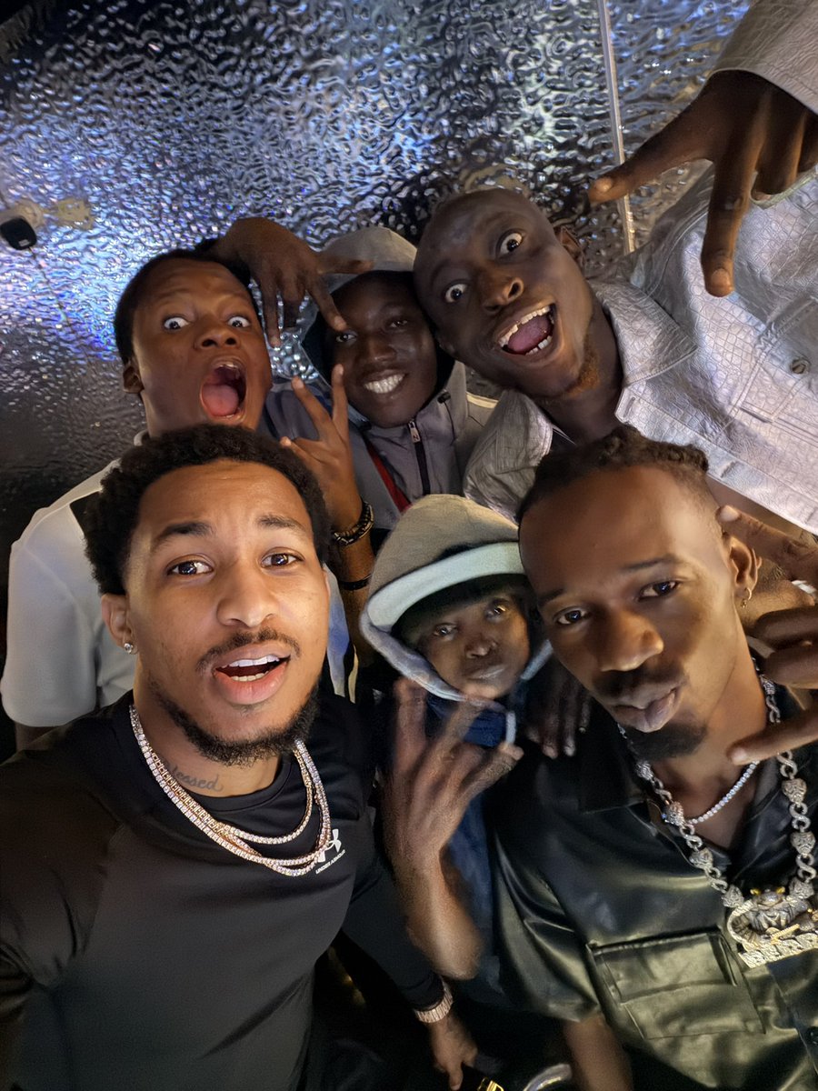 PontiacMadeDDG's tweet image. OMO ABEG IN THE CLUB WITH MY PEOPLE 🇳🇬🇳🇬🇳🇬 @carterefe__