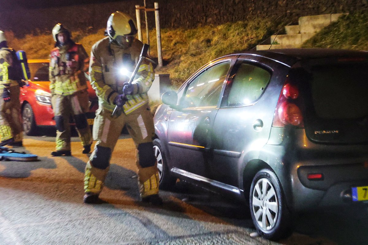 Rookvorming in auto door smeulend vuurwerk