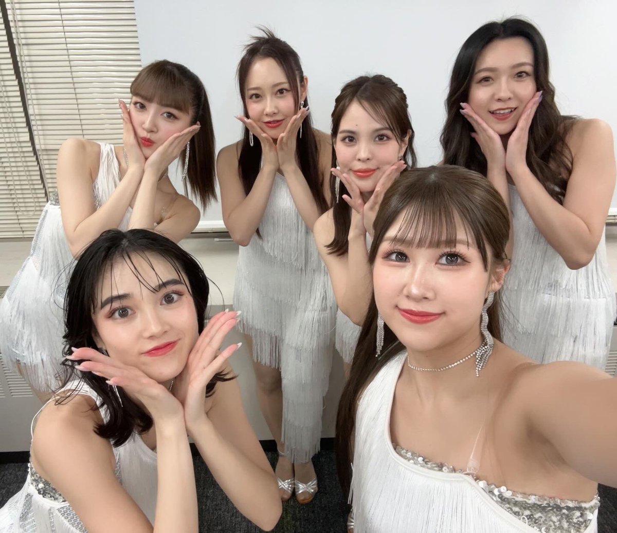 anna0625aka's tweet photo. 明けましておめでとう御座います🎍🌅

2025年ラスト踊り締めは
🔴紅白歌合戦⚪️
TUBEさんのダンサーとして出演させていただきました！

2025年も沢山の方々に支えていただけて
本当に感謝の絶えない一年でした！！
ありがとうございます😢✨

2026年もよろしくお願いいたします！❤️‍🔥

#TUBE
#紅白歌合戦 https://t.co/KYIufGYpf5