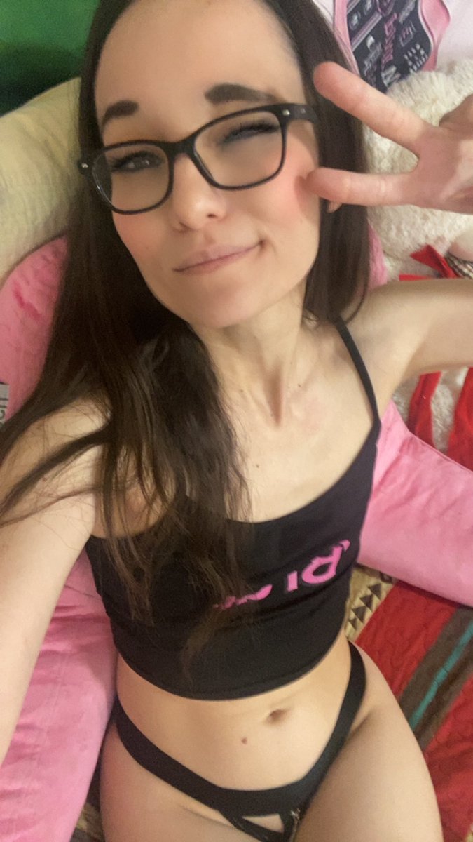 Happy NYE 🥳 I’ll be on Streamate til 9pm PST ✨