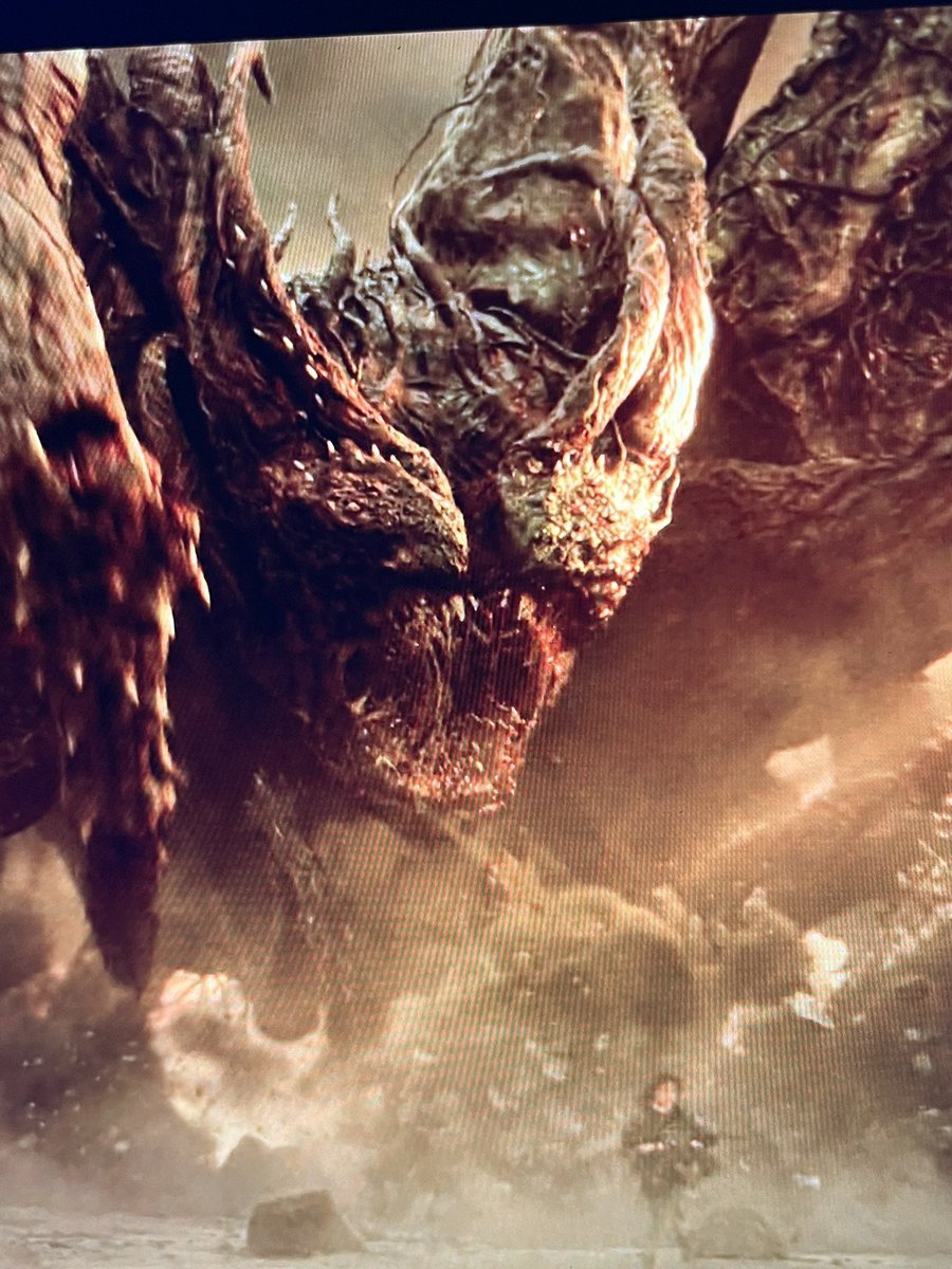 fieldscflondon's tweet photo. the mind flayer having the same scar from when el ripped its head in half during the cabin fight in s3 omgggg #StrangerThings5 https://t.co/z3n2yc7oUy