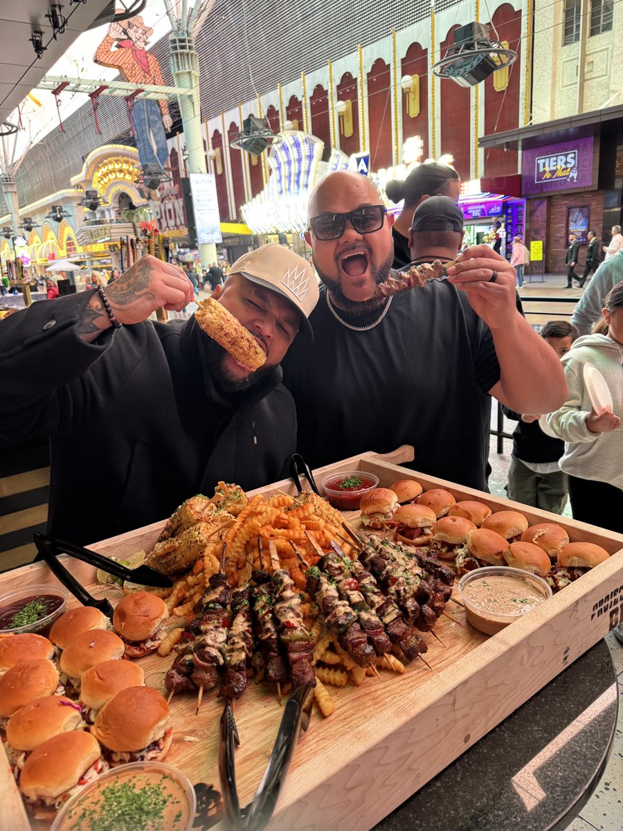 CircaLasVegas's tweet image. The kings themselves, @commonkings, got their New Year’s Eve grub on earlier today at @ProjectBBQLV before performing tonight on the 1st St. Stage. 🍖

Feast like royalty with #ProjectBBQ’s all-you-can-eat #NYEParty and kick off 2026 by clicking the following link: