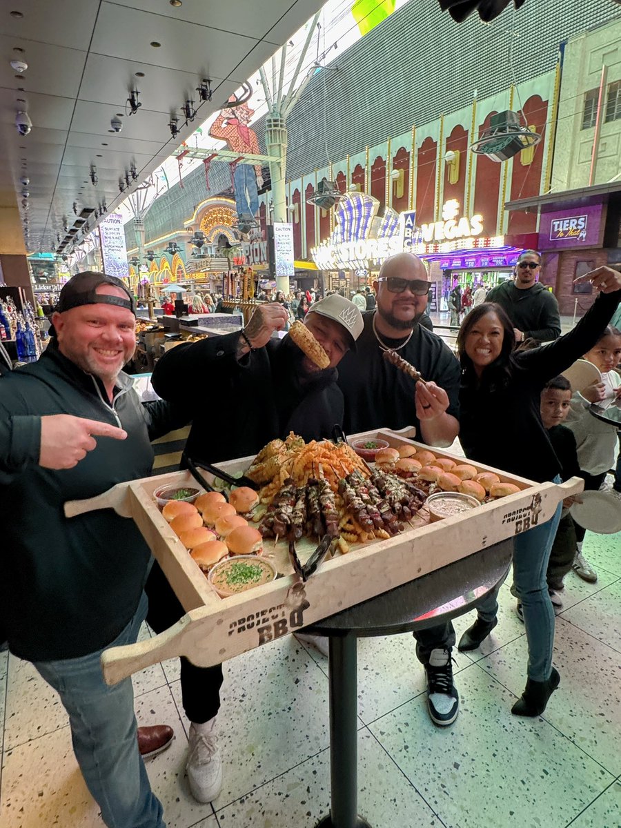 CircaLasVegas's tweet image. The kings themselves, @commonkings, got their New Year’s Eve grub on earlier today at @ProjectBBQLV before performing tonight on the 1st St. Stage. 🍖

Feast like royalty with #ProjectBBQ’s all-you-can-eat #NYEParty and kick off 2026 by clicking the following link: