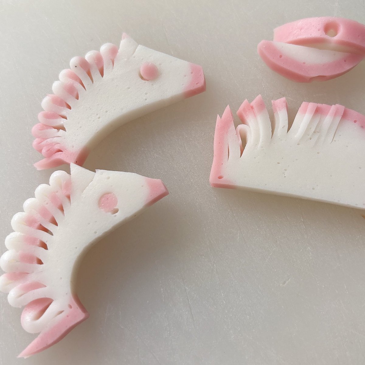 sena__l_'s tweet photo. あけおめまして〜
去年はへび作ったので今年は馬を作ったんですが
最初失敗した残骸も置いときますね
(このあと美味しくいただきました) https://t.co/WlY6nv3UCf