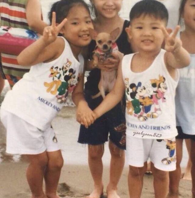 yeolmeissa's tweet photo. then and now 🥺🫶🏻 yoora and chanyeol with their matching outfit and peace signs 😭 https://t.co/aLRtvRmUka