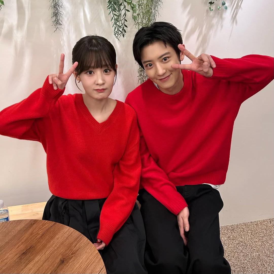 yeolmeissa's tweet photo. then and now 🥺🫶🏻 yoora and chanyeol with their matching outfit and peace signs 😭 https://t.co/aLRtvRmUka