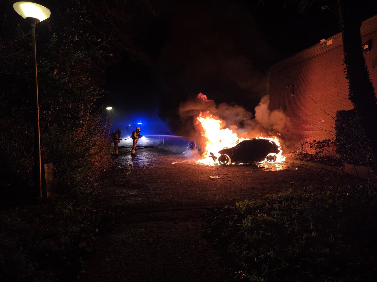 Drie auto's volledig in brand