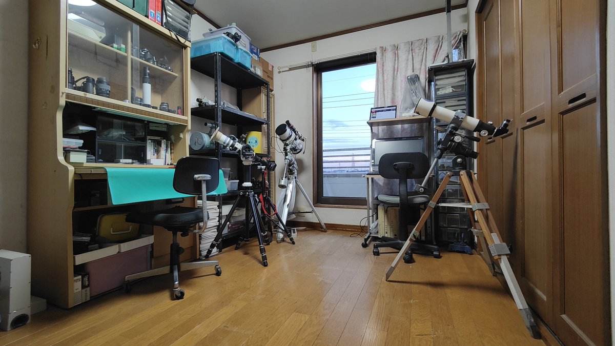 chimura_'s tweet image. 今日は、望遠鏡部屋（洗濯部屋）を片付ました。邪魔物は廊下に退避させてパチリ(^_^;)