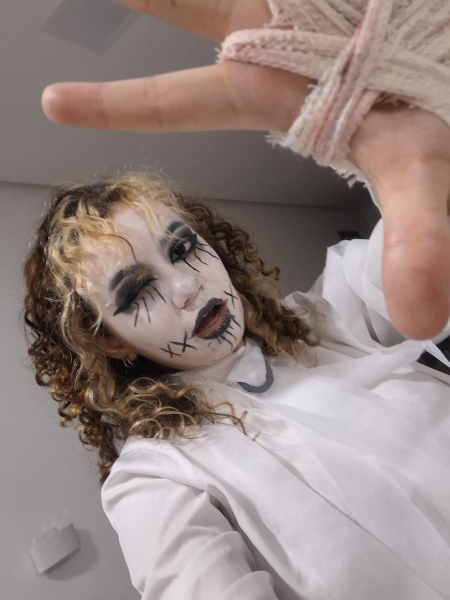 micazinhasss's tweet photo. Começando o ano com o cosplay do Ale
#HEXATOMBE #hexatombo #OrdemParanormal https://t.co/sfRJ7tYgdW