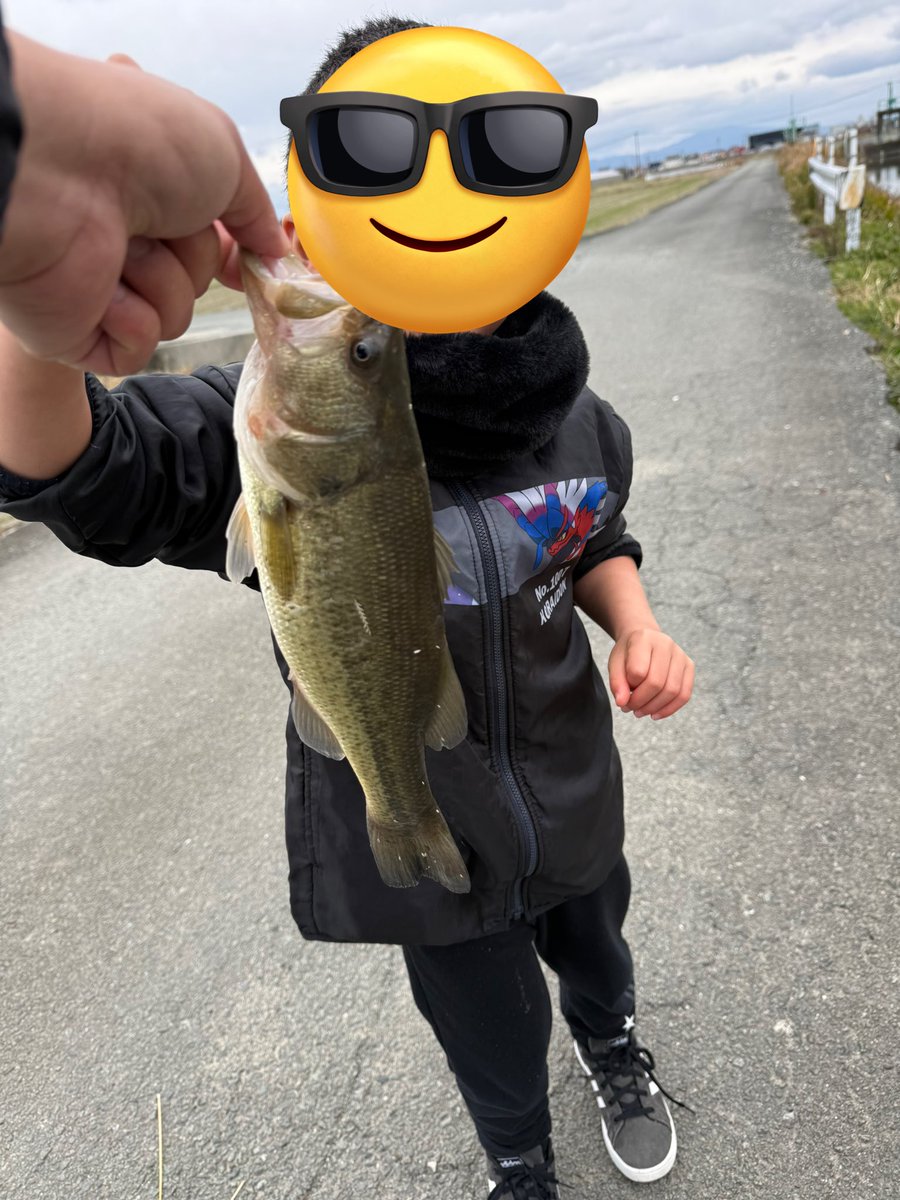 R80621489's tweet photo. あけましておめでとうございます㊗️
子供と散歩ついでに今年初バス釣れました🙃 https://t.co/t9PVPJHKMP