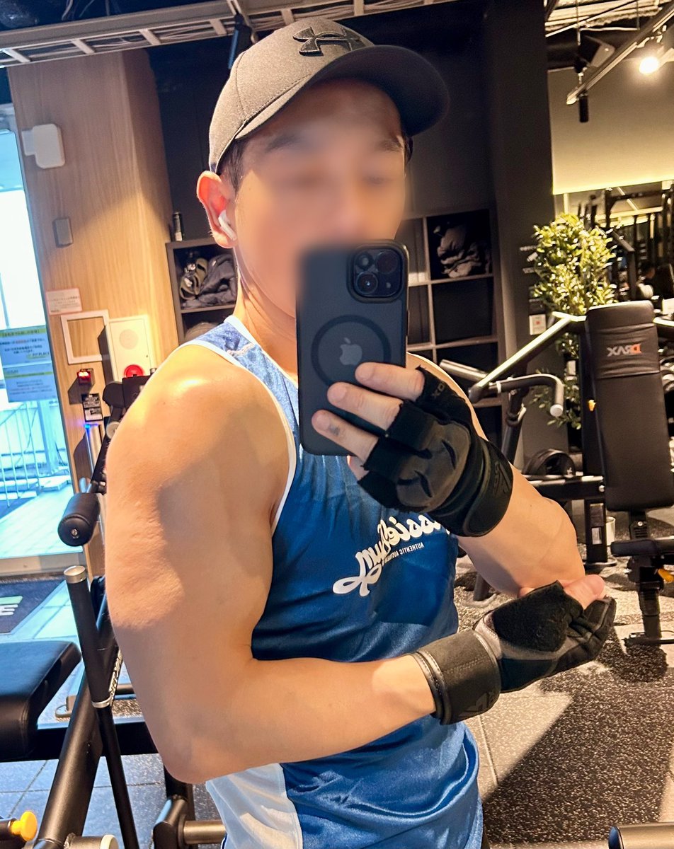 新年初トレ。
aussiebumのタンクトップでゲイ丸出しw
脂肪減らすのが簡単なのか。
はたまた体重を増やすのが簡単なのか。
悩めるミドルです。