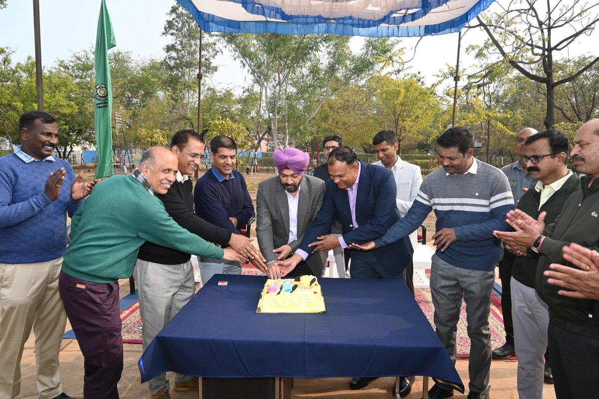 4_crpf's tweet photo. Sh Harbinder Singh, Commandant 4 Signal, extends warm greetings to all officers and personnel of the unit on the occasion of New Year 2026. https://t.co/4r5FuTOrtK