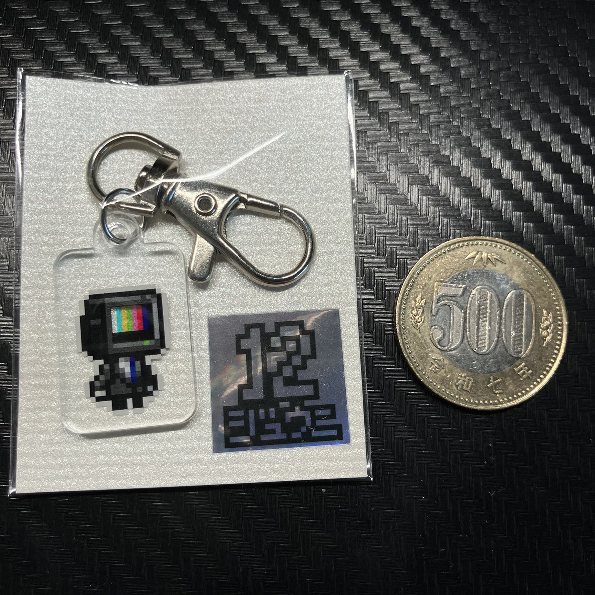 紆余曲折こんなんなりました。
名義的にジュウニというより朱色の糸くず寄りだけど、ジュウニのスペースで出すし、ちょうどいいロゴシールがコレだったもので…。