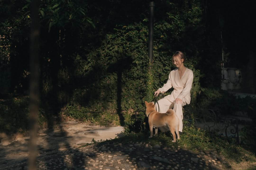 ลุคนี้คือมองแบบสบายตา ยิ่งใส่ชุดขาวมายิ้มนุ่มๆ ละมุน แค่นี้ก้อมองเพลินเลย 🫠