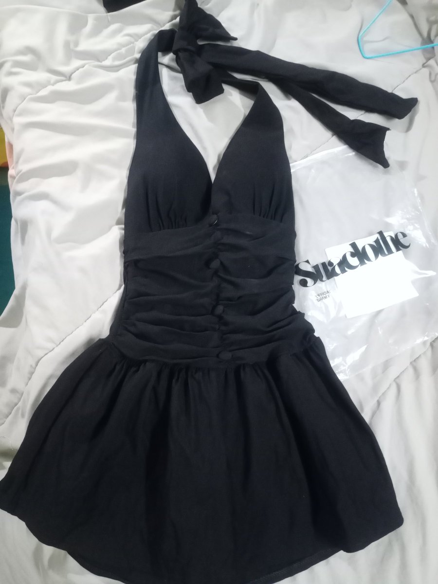 hydrangence's tweet photo. เดรส รุ่นBirthday dress ของsuaclothe ราคา 250✨
-เอว23-26 
-อกได้ถึงประมาณ35-36
-ผ้ายืดได้นิดนึง
-โบว์ตรงคอเป็นโบว์สำเร็จ
-เหมาะกับคนสูง150-160 
-แม่ค้าสูง155 สั้นแบบแซ่บๆเลยค่าา เดรสแหวกหลังนิดนึงน๊า
✨ตำหนิ 
-มีรอยเปื้อนขาวๆช่วงอกกับกลางตัวแค่ฝั่งเดียว เป็นรอยเปื้อนนิดเดียว https://t.co/wh1InHLgnB