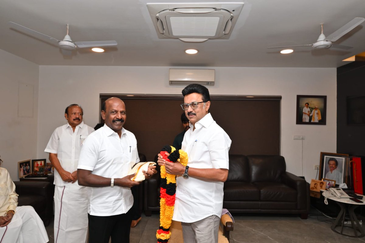 Subramanian_ma's tweet photo. இன்று ஆங்கில புத்தாண்டை முன்னிட்டு மாண்புமிகு தமிழ்நாடு முதலமைச்சர் அவர்களை சந்தித்து வாழ்த்து பெறப்பட்டது... @mkstalin #Masubramanian #TNHealthminister #Happynewyear2026 #NewYear2026 https://t.co/y6P1vo2Rti
