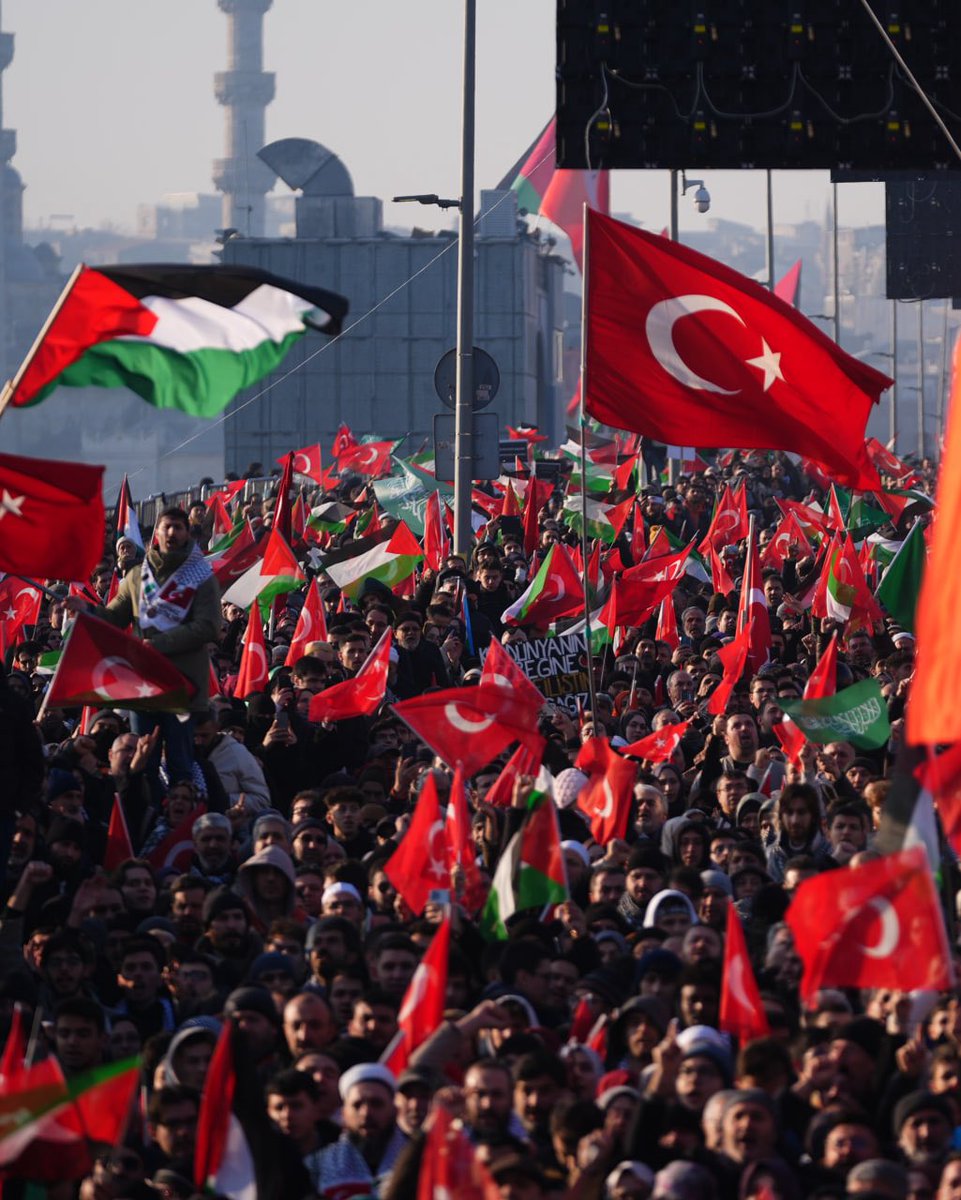 _aliyalcin_'s tweet photo. SİNME✊
SUSMA✊
FİLİSTİN’İ UNUTMA!

2026 yılının ilk eylemini Galata Köprüsü’nde gerçekleştiriyoruz. 

Onuru, ahlakı,vicdanı ve adaleti ayakta tutmak için ilk günün şafağıyla birlikte 7’den 70’e tüm Gazze yüreklilerle sesimizi yükseltiyoruz.

Bu bir etkinlik değil şahitliktir.
Bu tarihe not düşmek ve tarihin doğru yerinde durmaktır.

Özgür Filistin için 3.kez Galata Köprüsündeyiz.
Unutulmasın ve bilinsin ki Gazze yalnız değildir!

#GazzeÇağrısı #JusticeForGaza
#GalataKöprüsü #Istanbul