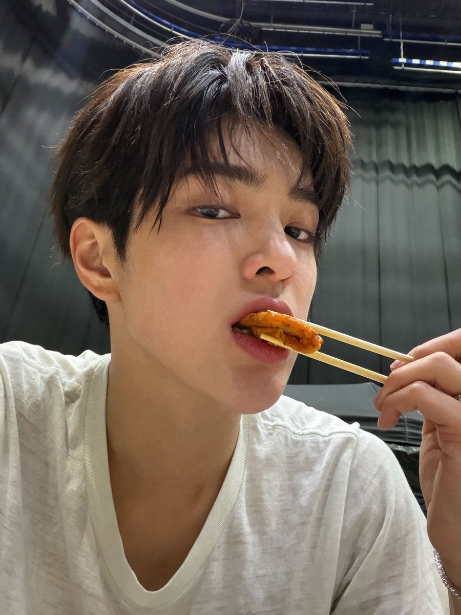 cortisinawvrse's tweet image. [260101] WEVERSE POST

🐶:let's gooo 2026!!
Coerrrrrrrrrrr❤️‍🔥
​Tahun baru kali ini jadi yang pertama bareng COER nih!
Selamat tahun baru ya buat COER, jangan lupa makan yang enak-enak ya.

Makasih banget udah nemenin selama tahun 2025, aku seneng banget bisa ngelewatin waktu…